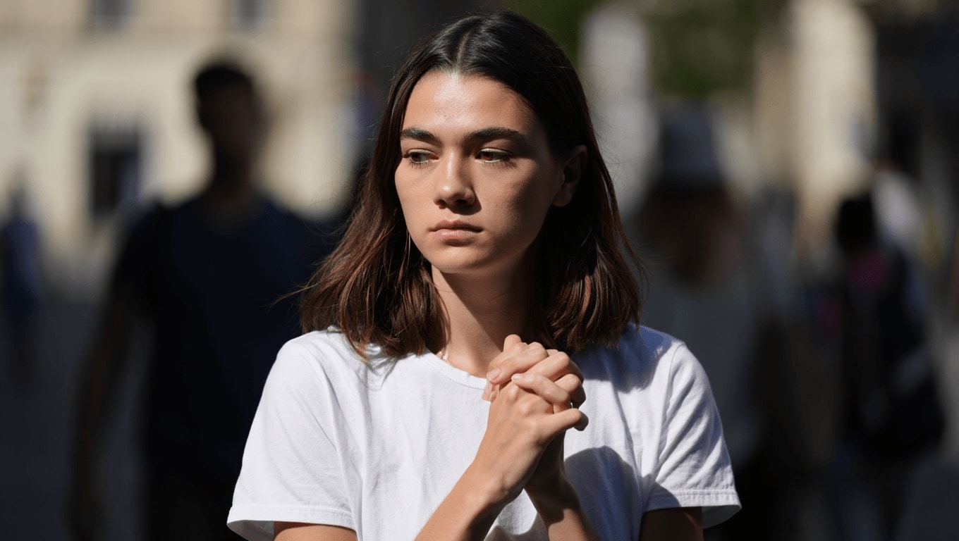 Femme montant sur un pèse-personne