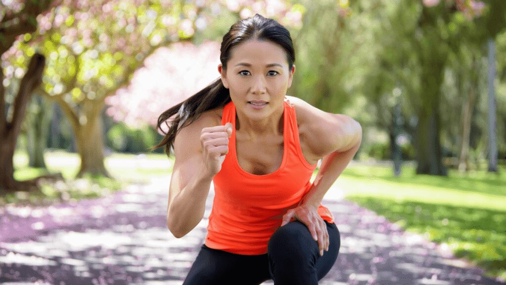 Une tendance fitness appelée marche japonaise
attire l'attention en ligne, promettant d'importants bienfaits pour
la santé avec un minimum d'équipement et de temps