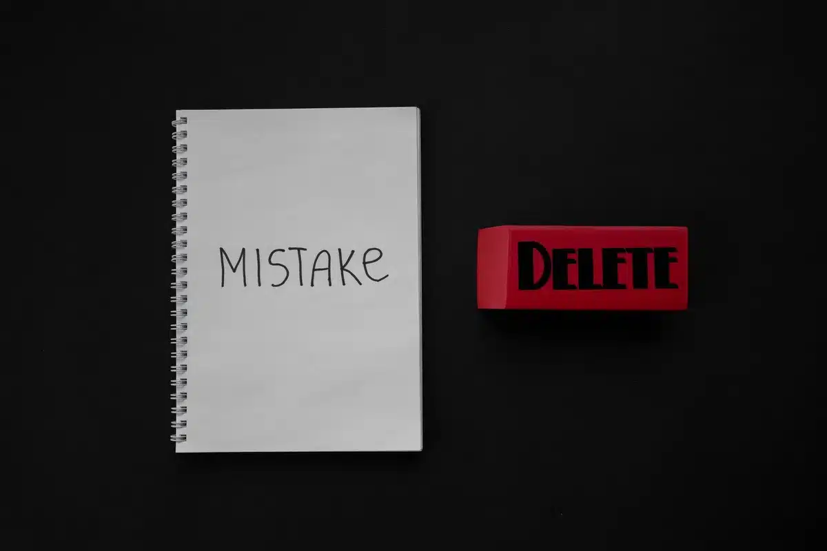 Vérification minutieuse d'un document pour corriger les erreurs et valider les informations