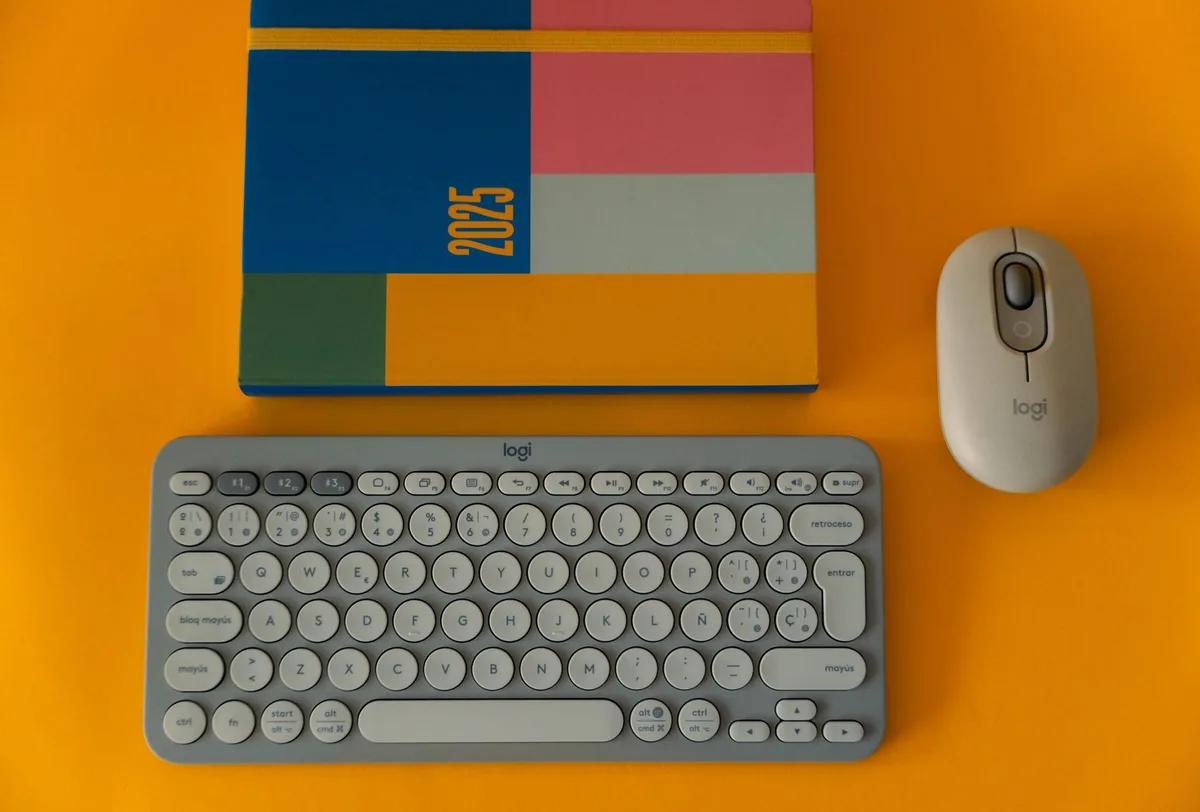 Espace de travail organisé avec documents, stylo et cahier sur un bureau épuré