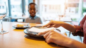 Ce que révèle la psychologie des personnes qui
aident les serveurs à débarrasser la table