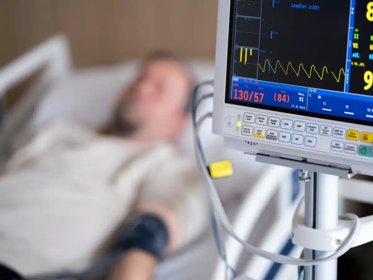 Tableau de bord d'urgences montrant les flux de patients lors d'une canicule