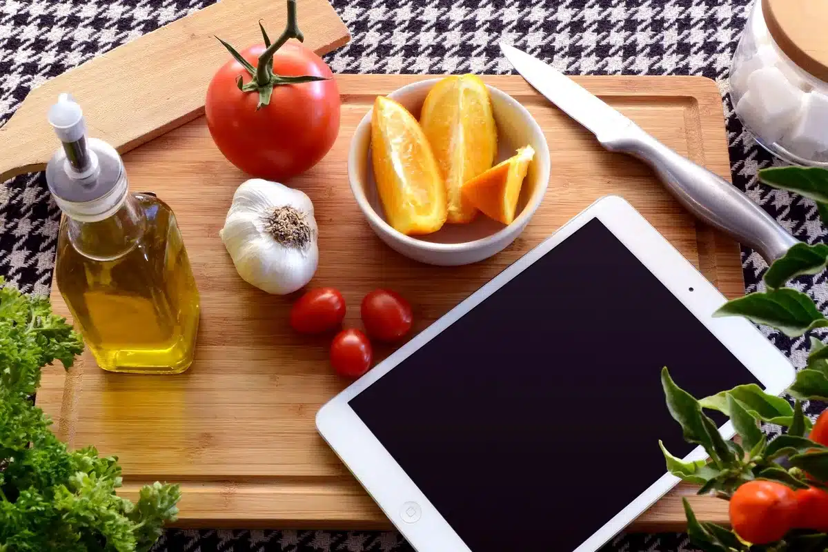 Assiette de régime méditerranéen avec légumes frais, fruits et huile d'olive