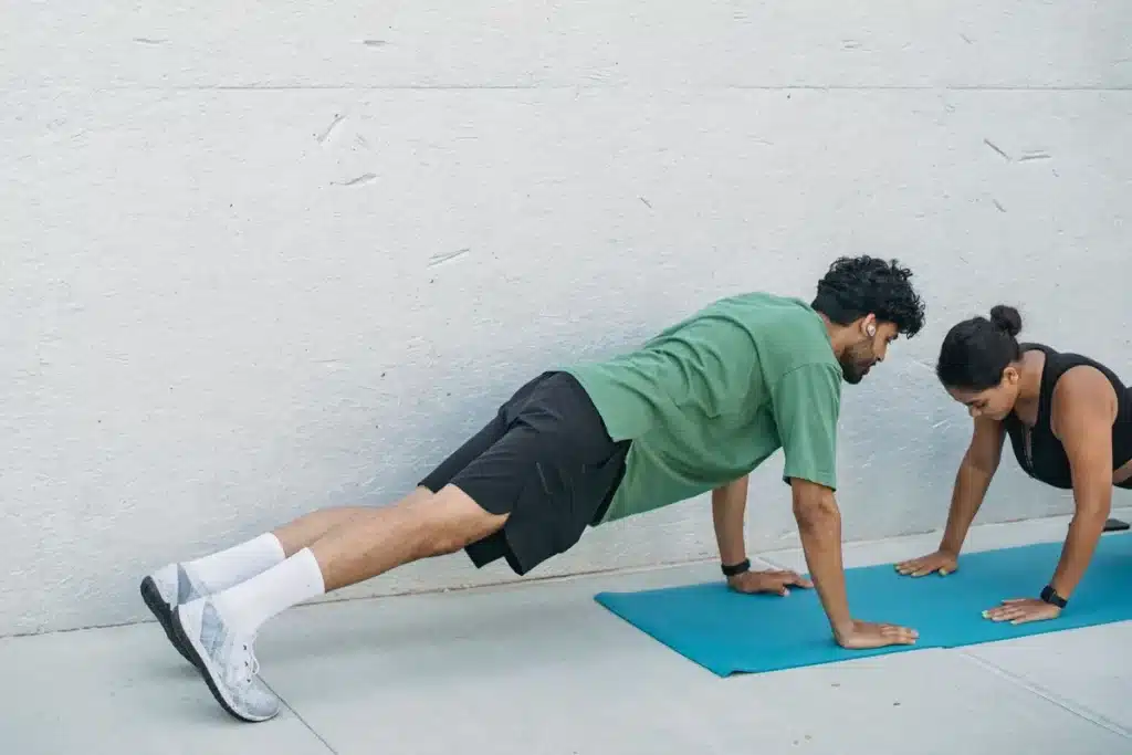 Personne en position de gainage (planche) sur un tapis d'exercice, corps aligné, dans un intérieur calme