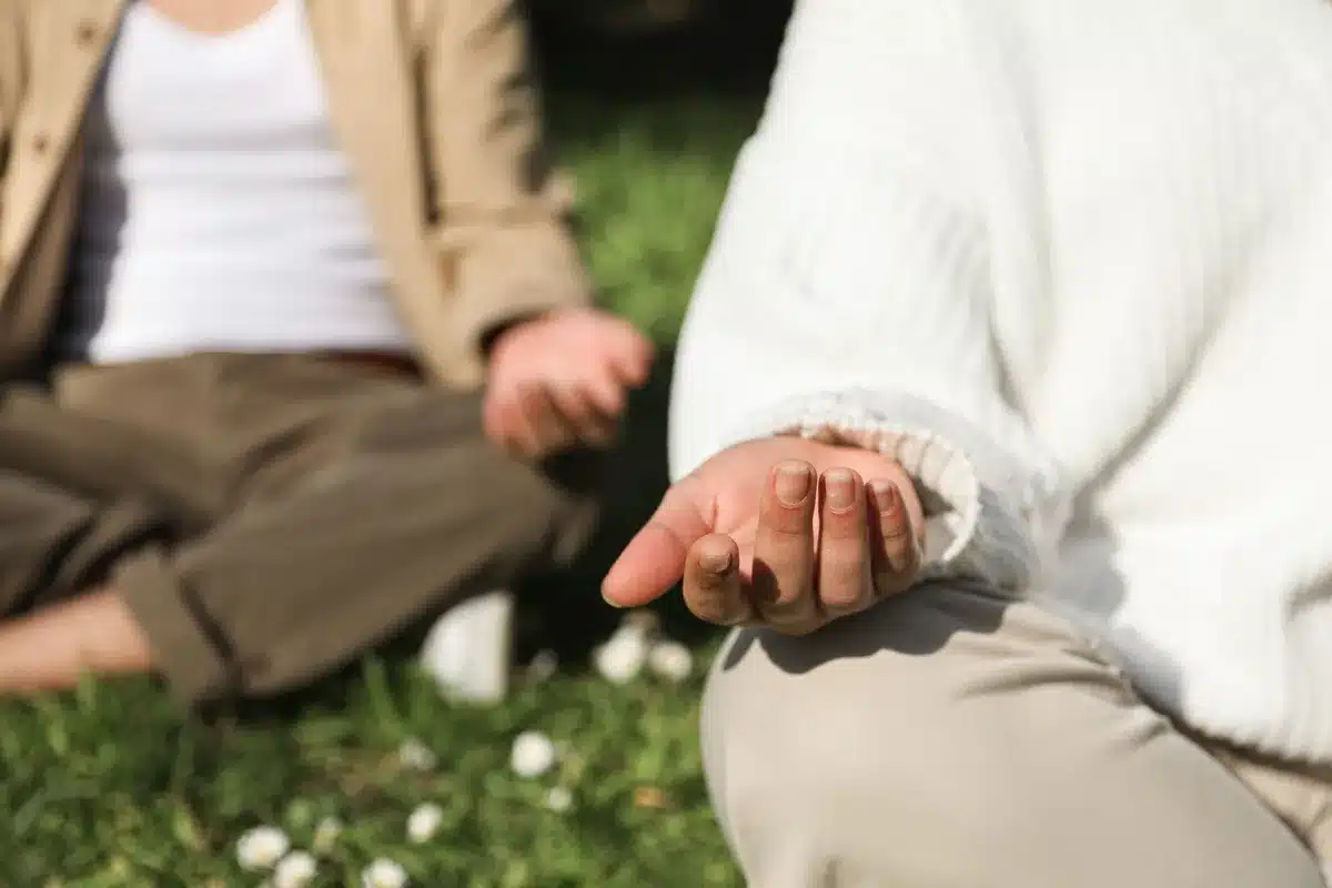 Personne pratiquant la respiration consciente, main sur la poitrine, dans un moment de calme
