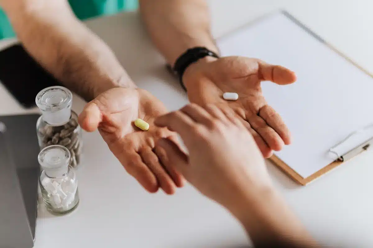Pharmacien en discussion avec un patient en officine