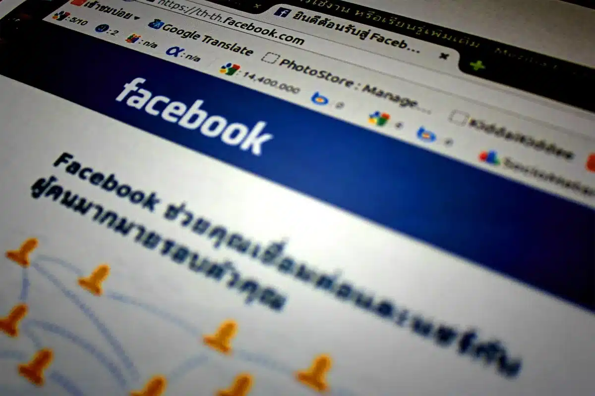 Main d'utilisateur effectuant une action de navigation arrière sur un navigateur web