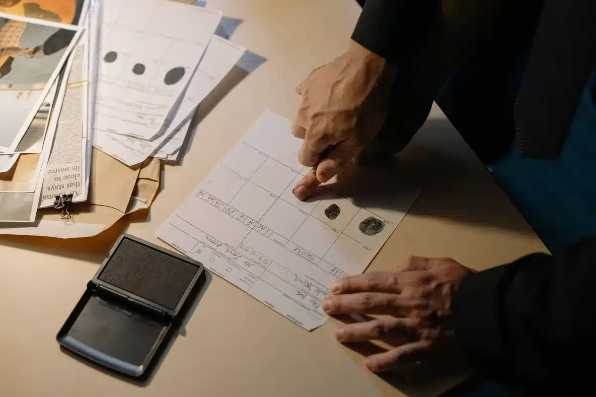Personne consultant un document avec annotations et indices contextuels pour interpréter des données