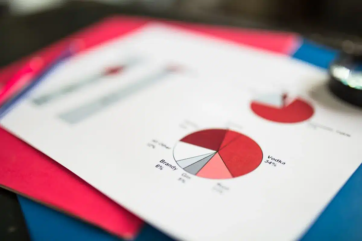Chercheur analysant des données statistiques sur un écran d'ordinateur