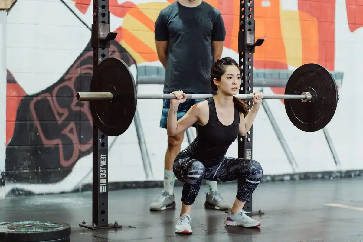 Femme effectuant des squats lors d'une séance d'entraînement