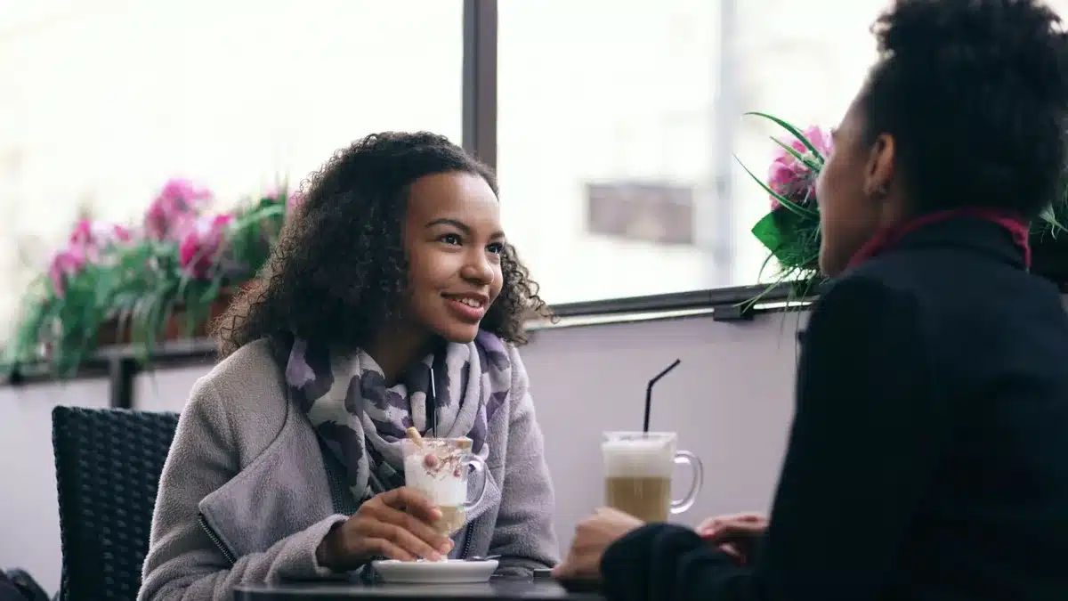 Deux amis autour d'un café, moment simple et sans mise en scène