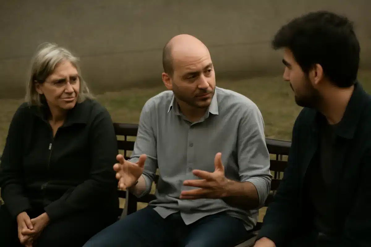 Que veut dire Brooks quand il parle d’« amis inutiles » ? — Le paradoxe vient du choix du mot : « inutile » n’est pas une insulte mais une description du lien. Brooks définit ces proches comme des personnes qui