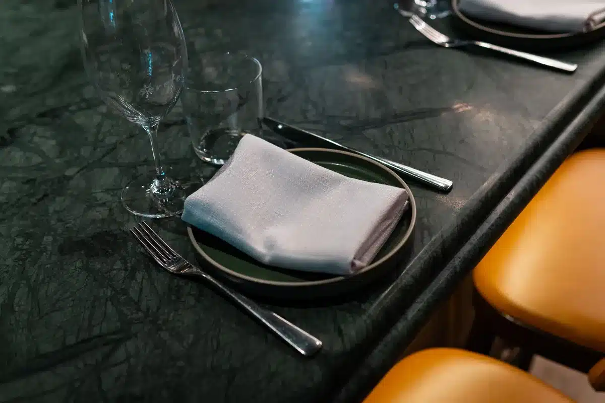 Assiettes correctement empilées en restaurant avec couverts bien rangés