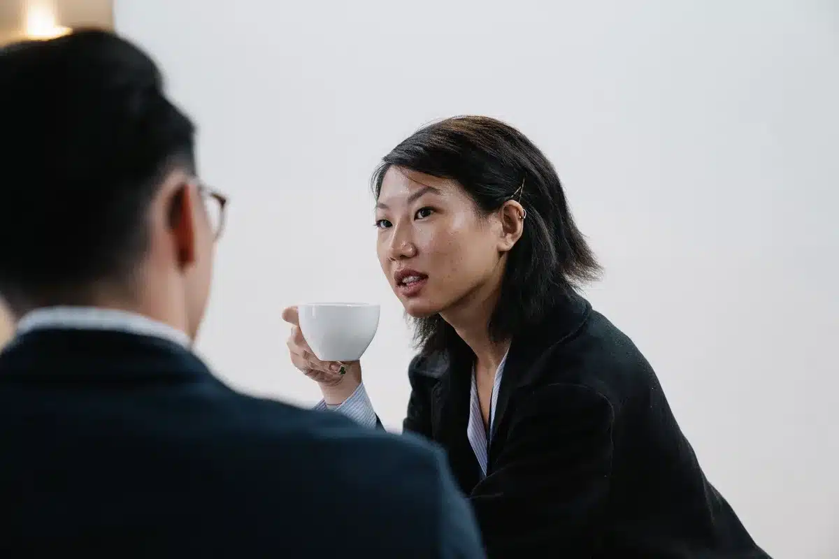 Une personne écoutant attentivement sans interrompre lors d'une conversation.