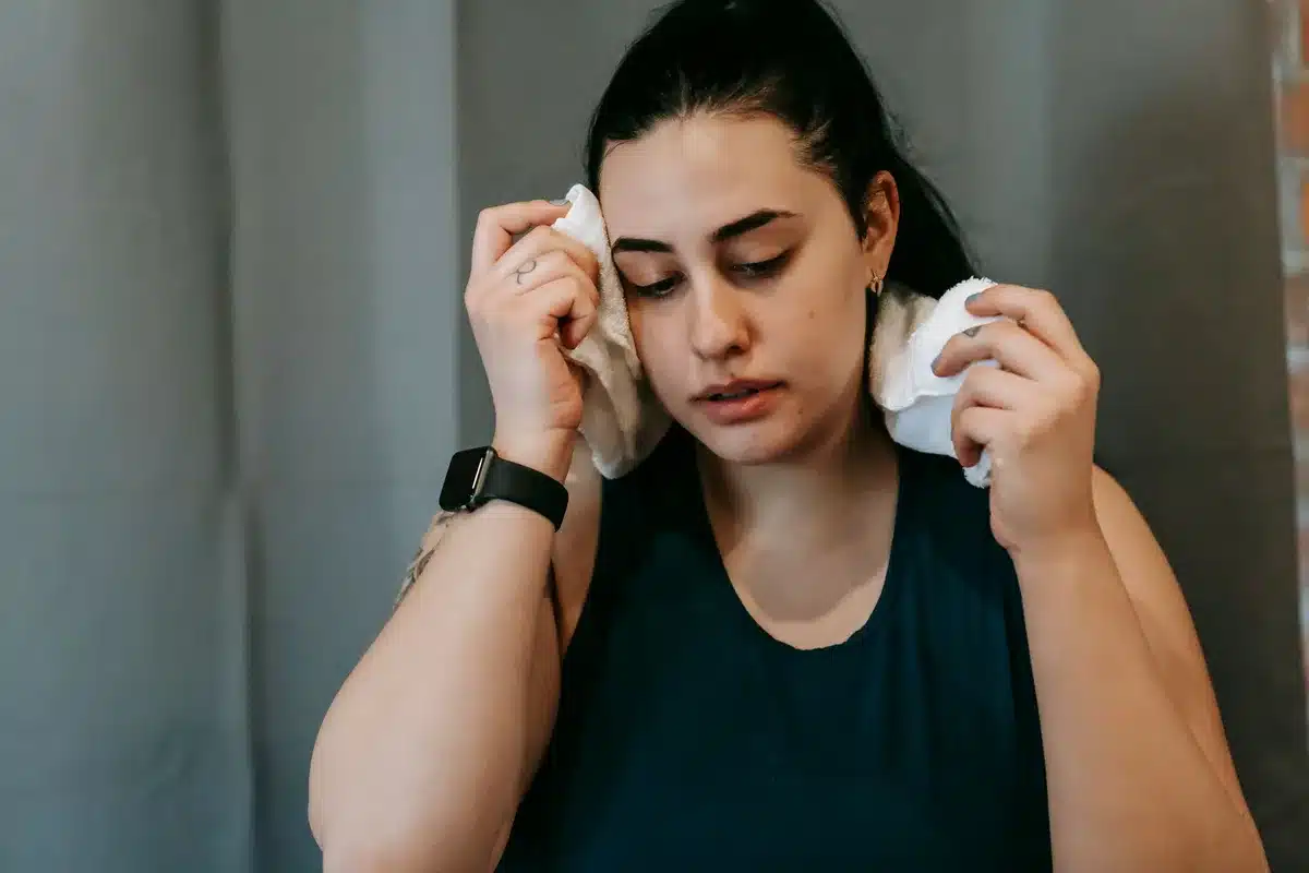 Silhouette d'une personne en sueur après l'entraînement, hésitant avant de prendre une douche