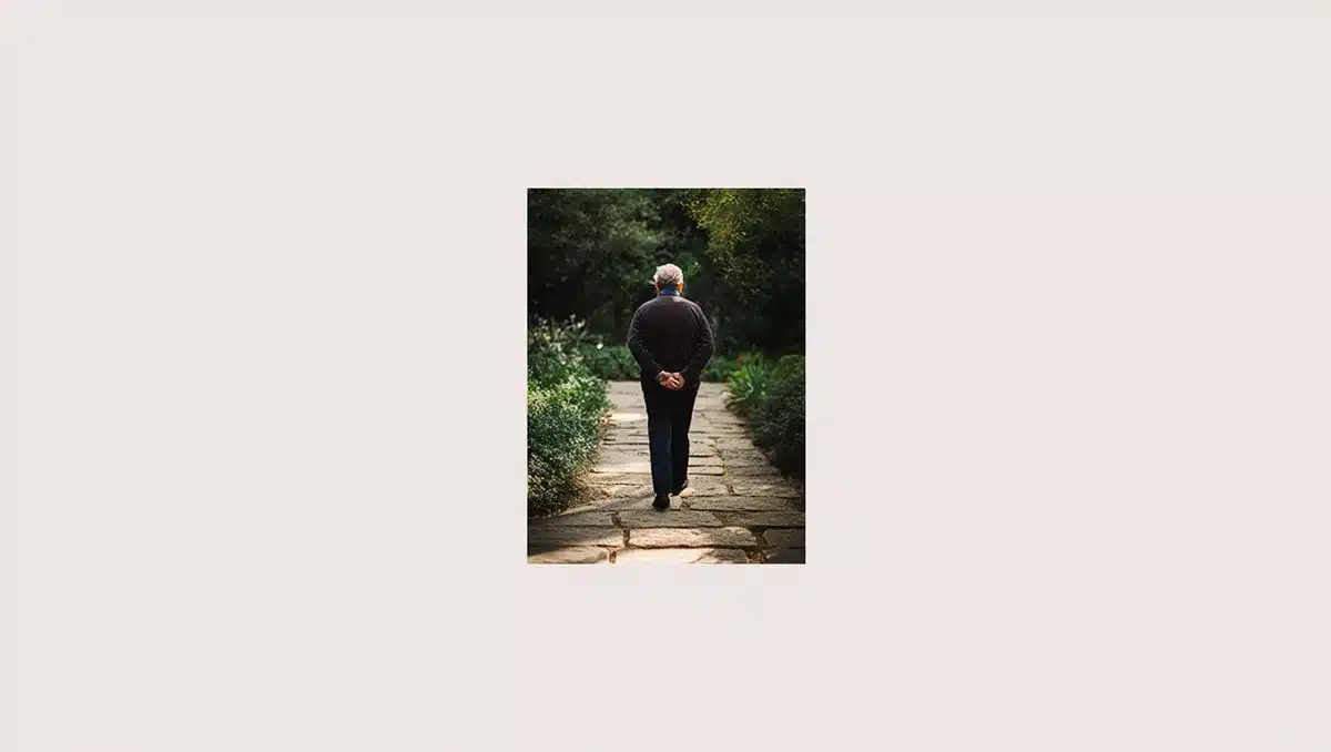 Que révèle la psychologie sur la personnalité de ceux qui marchent les mains dans le dos ?