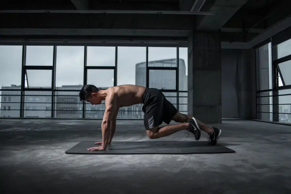 Routine d'activation quotidienne du tronc : planche et mouvements de gainage