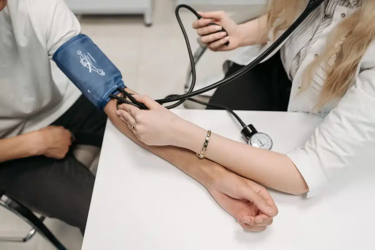 Mesure de la pression artérielle lors d'une consultation médicale de prévention