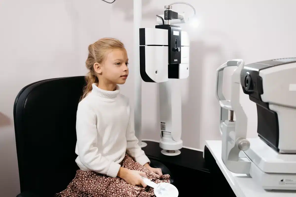 Enfant lors d'une visite médicale de dépistage précoce