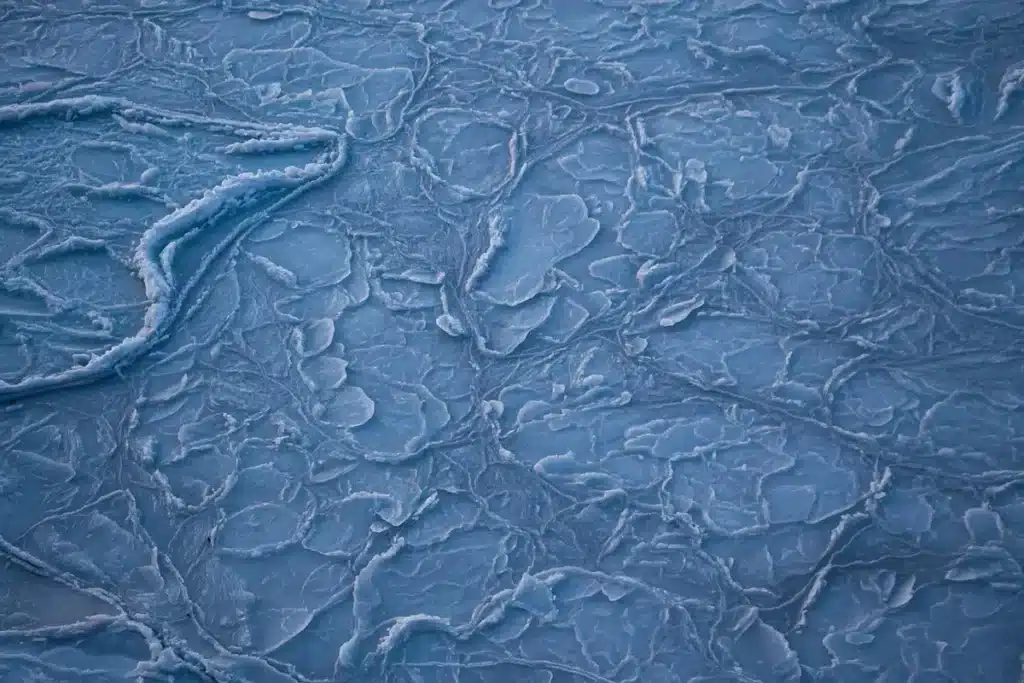 Personne plongeant dans un bain d'eau glacée le matin, respiration visible