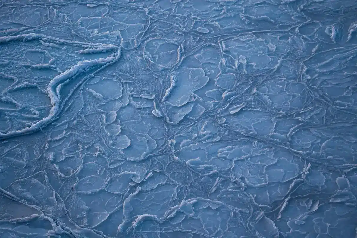 Personne plongeant dans un bain d'eau glacée le matin, respiration visible