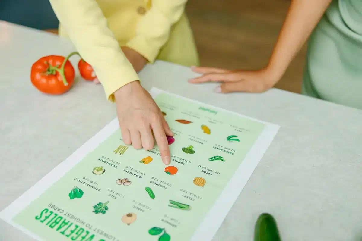 Composition de repas équilibrés avec légumes, fruits et protéines variées