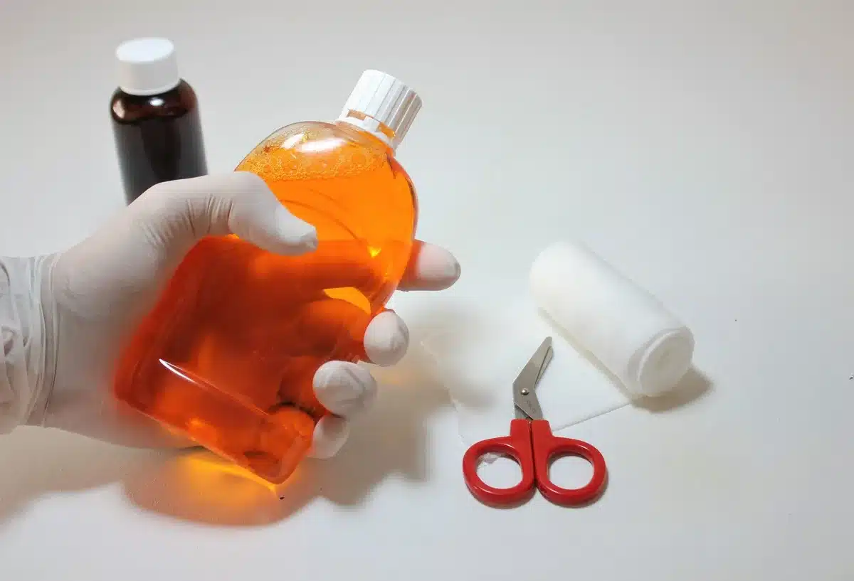 Nettoyage d'une plaie avec solution désinfectante et gaze stérile