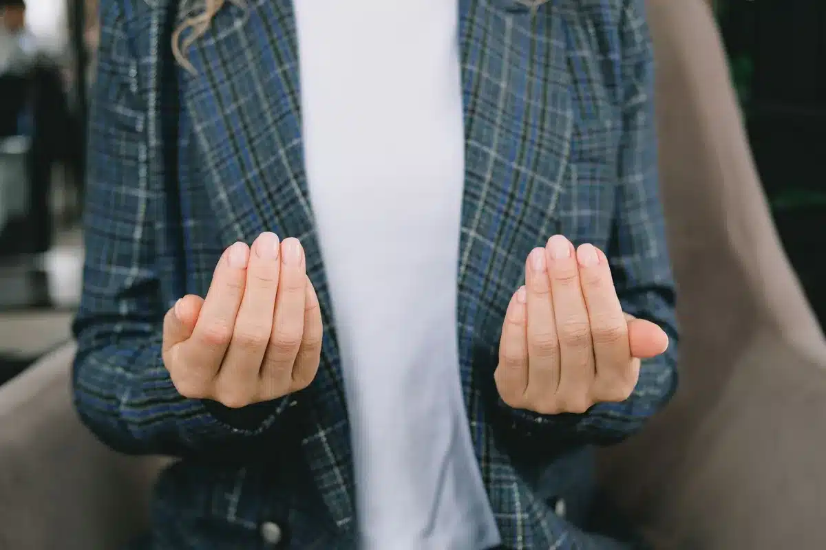 Personne parlant avec calme, débit posé et posture ouverte en situation professionnelle