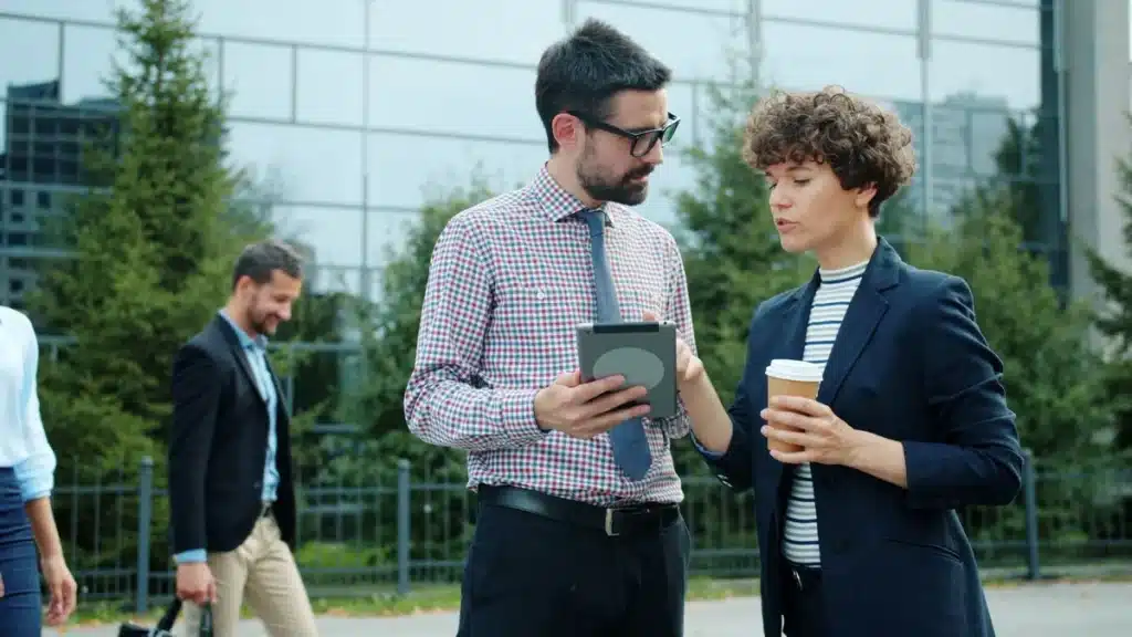 Deux personnes en conversation professionnelle, posture ouverte et échange respectueux