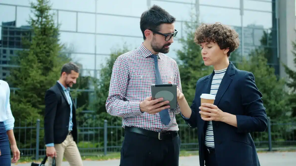 Deux personnes en conversation professionnelle, posture ouverte et échange respectueux