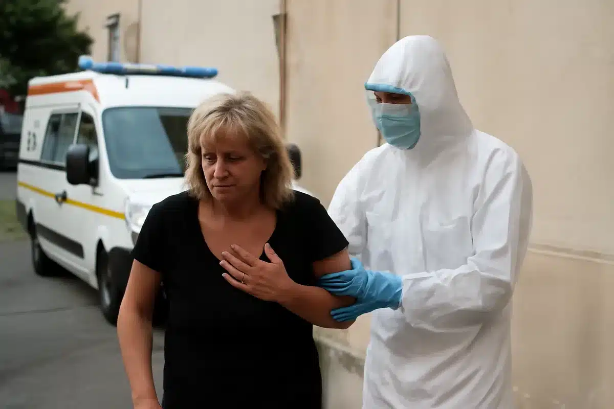 Que signifie la détection d’un « cas autochtone » en Pyrénées‑Orientales ? — Un « cas autochtone » indique qu’une personne a été infectée localement, sans lien récent avec un séjour dans une zone étrangère où le virus circule. Concrètement, cela