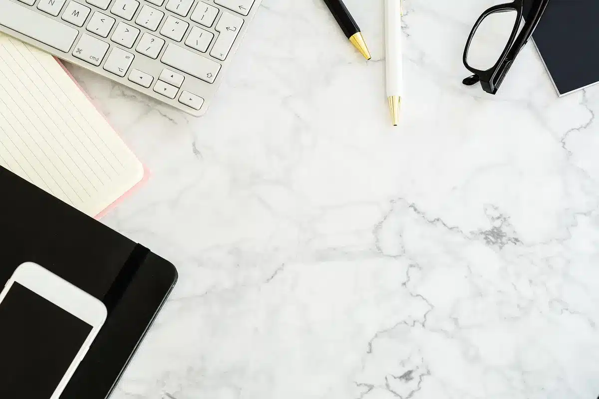 Feuille de checklist et stylo sur un bureau, illustrant les éléments à fournir