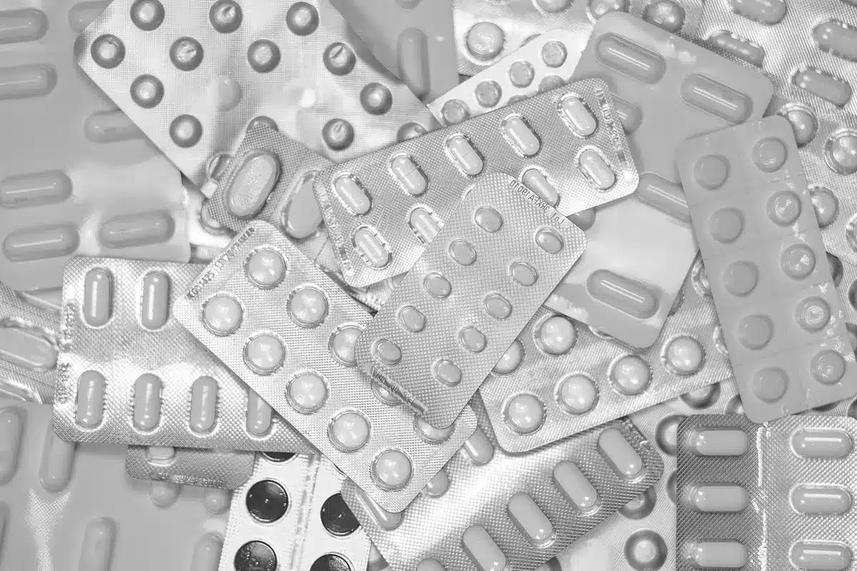 Ordonnance vétérinaire et boîte de médicaments sur une table de consultation