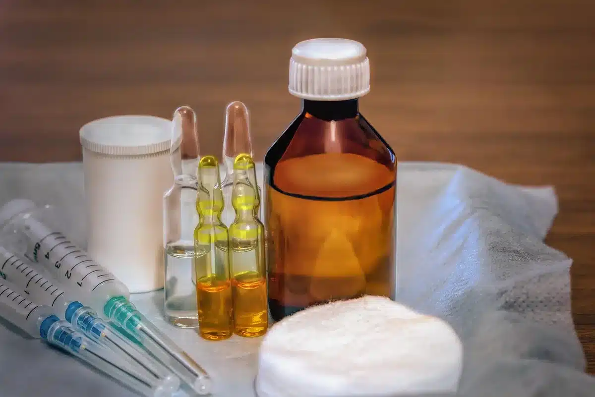 Kit de prélèvement envoyé à domicile posé sur une table
