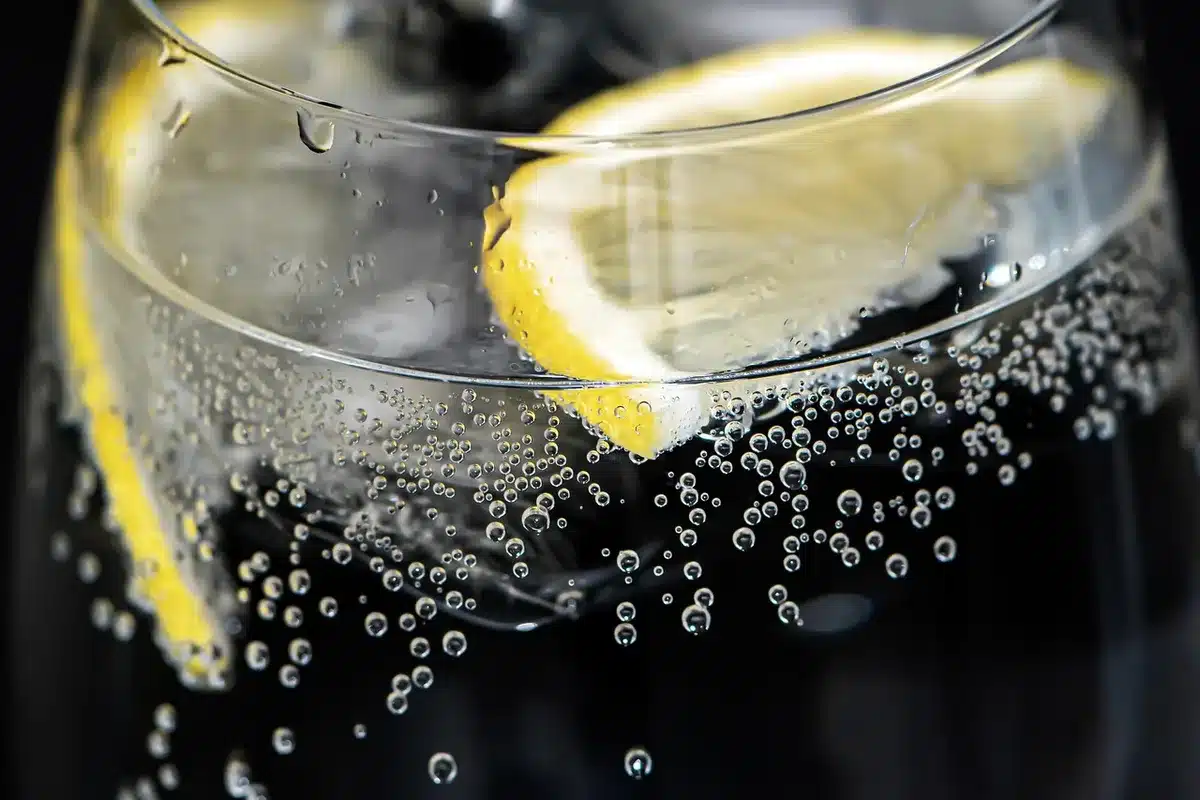 Verre d'eau avec citron frais illustrant les bénéfices pour l'hydratation
