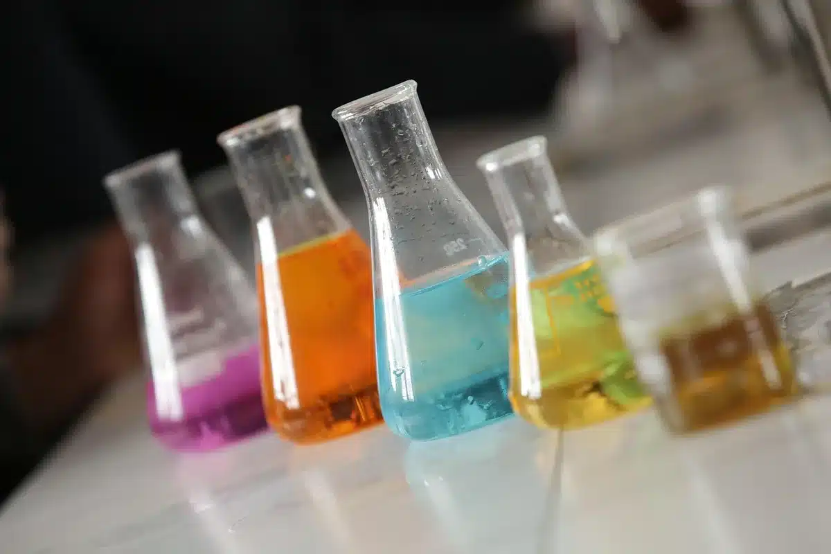 Échantillons en laboratoire et image indicative d'un rongeur lié à la transmission des hantavirus