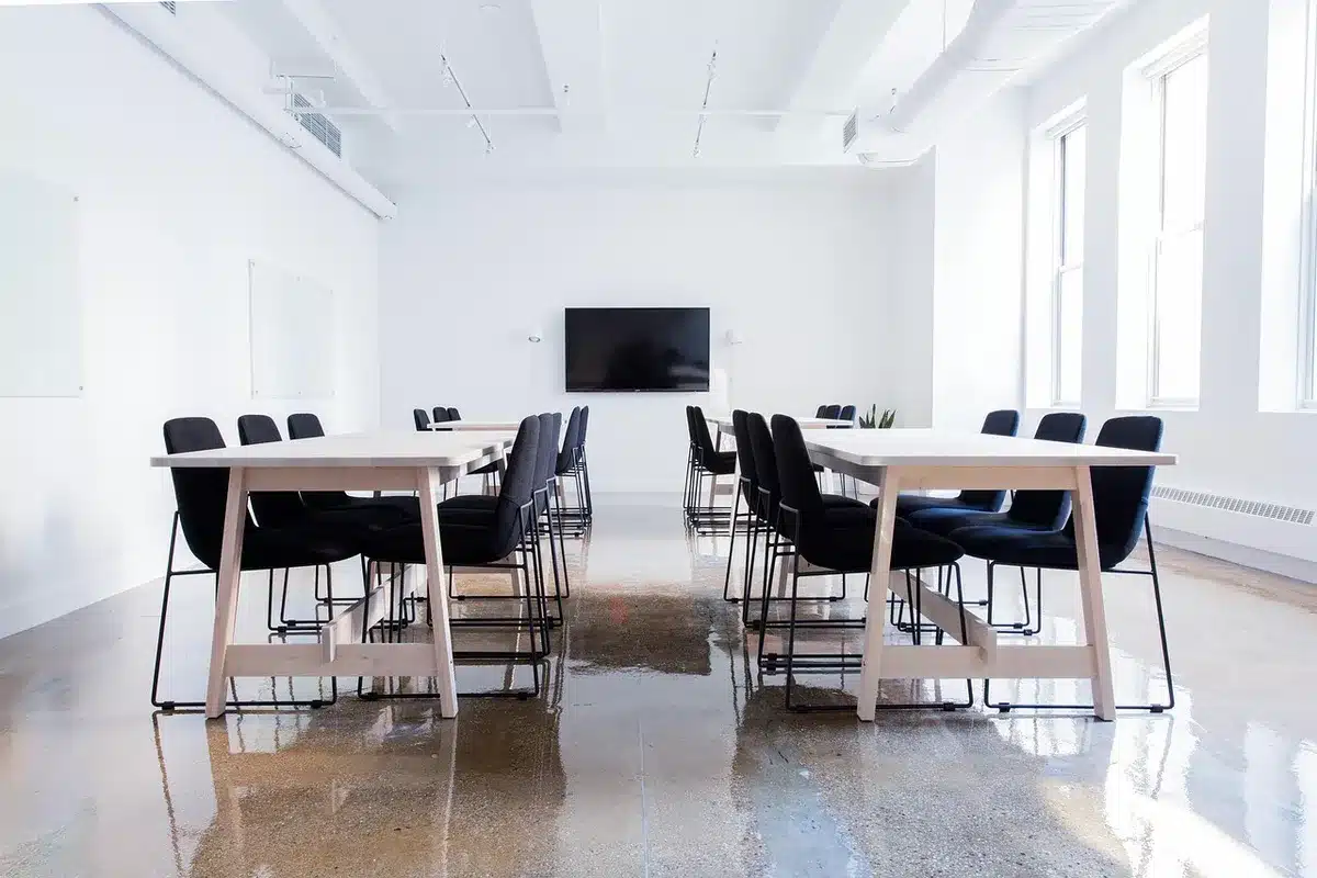 Gros plan sur des mains qui parlent autour d'une table, interruption et prise de parole