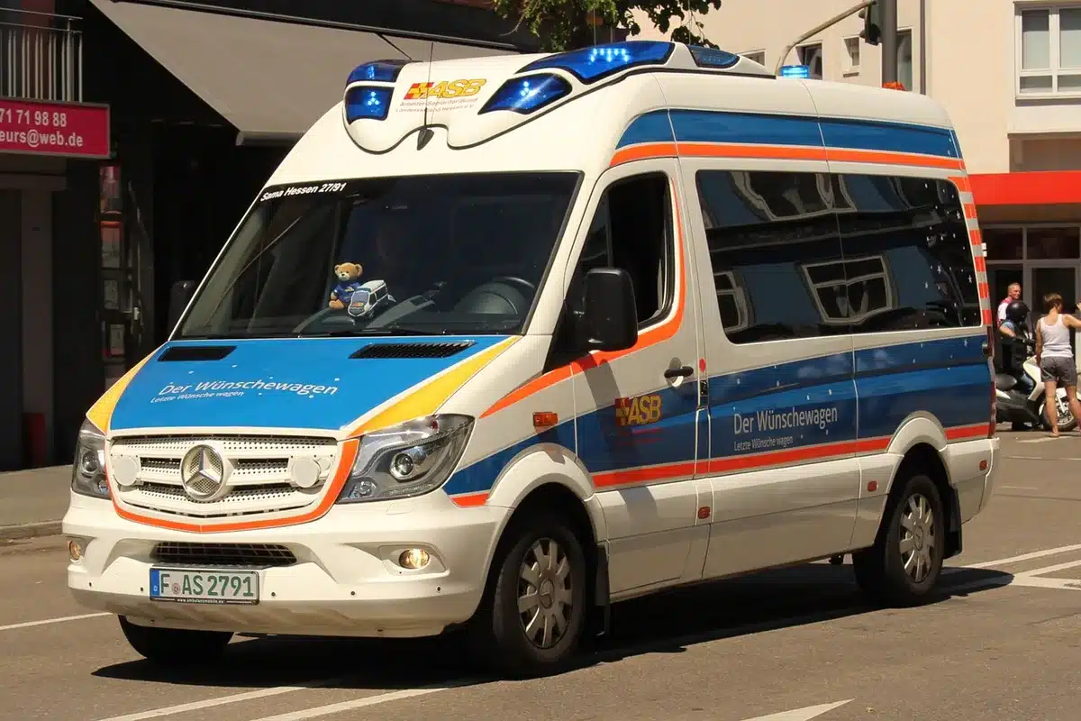 Véhicule d'urgence et équipes médicales en intervention devant un hôpital