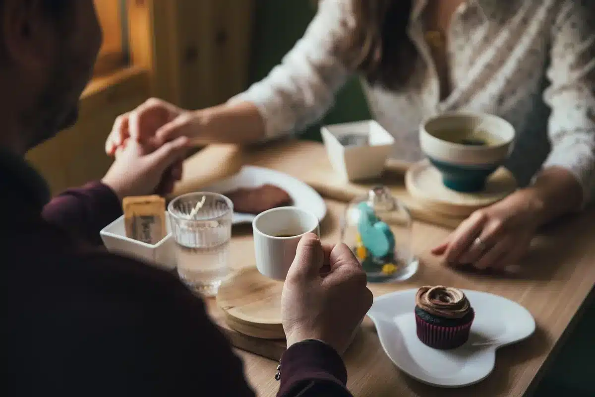 Groupe de seniors discutant autour d'une table avec café
