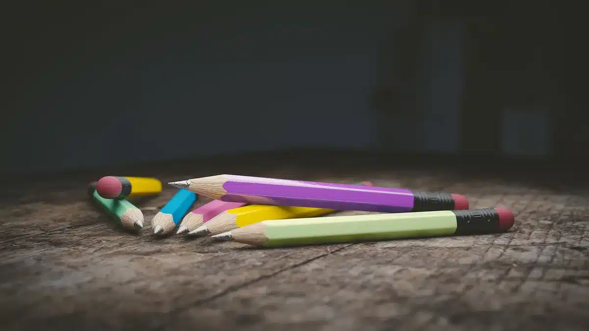 Personne écrivant une liste de tâches sur un bureau en plein jour
