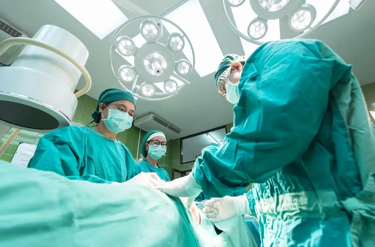 Centre de traitement d'Ebola avec personnels médicaux en équipements de protection et patients en isolement