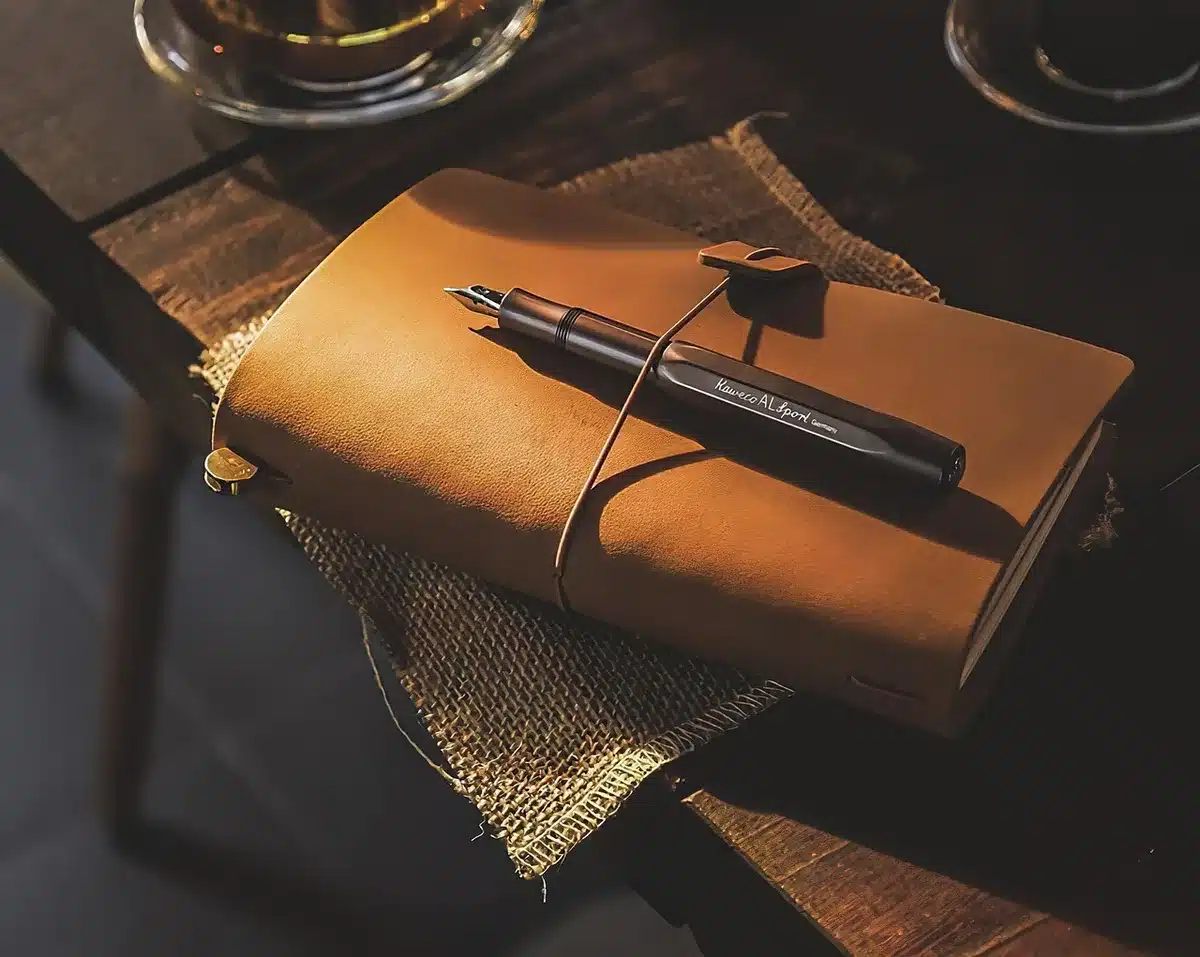 Personne écrivant une limite sur un carnet, posture apaisée