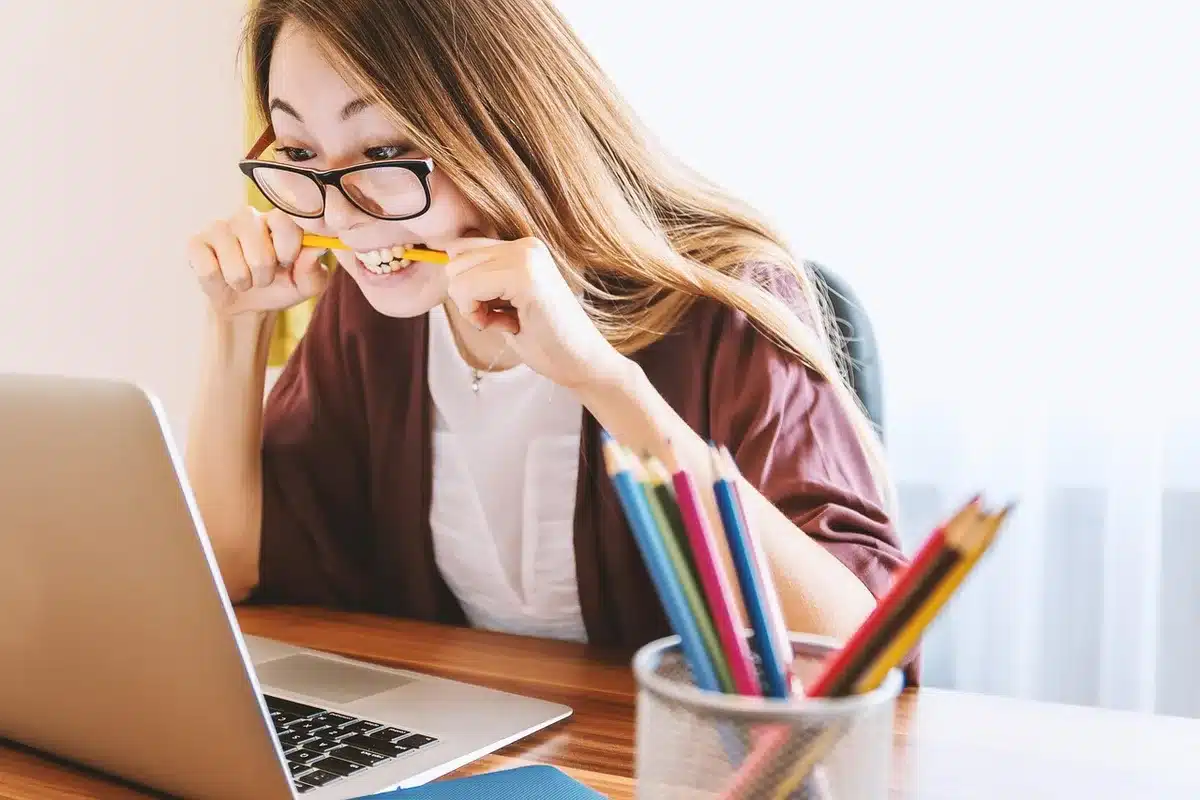 Documents d'étude clinique et fiches de consentement posés sur une table