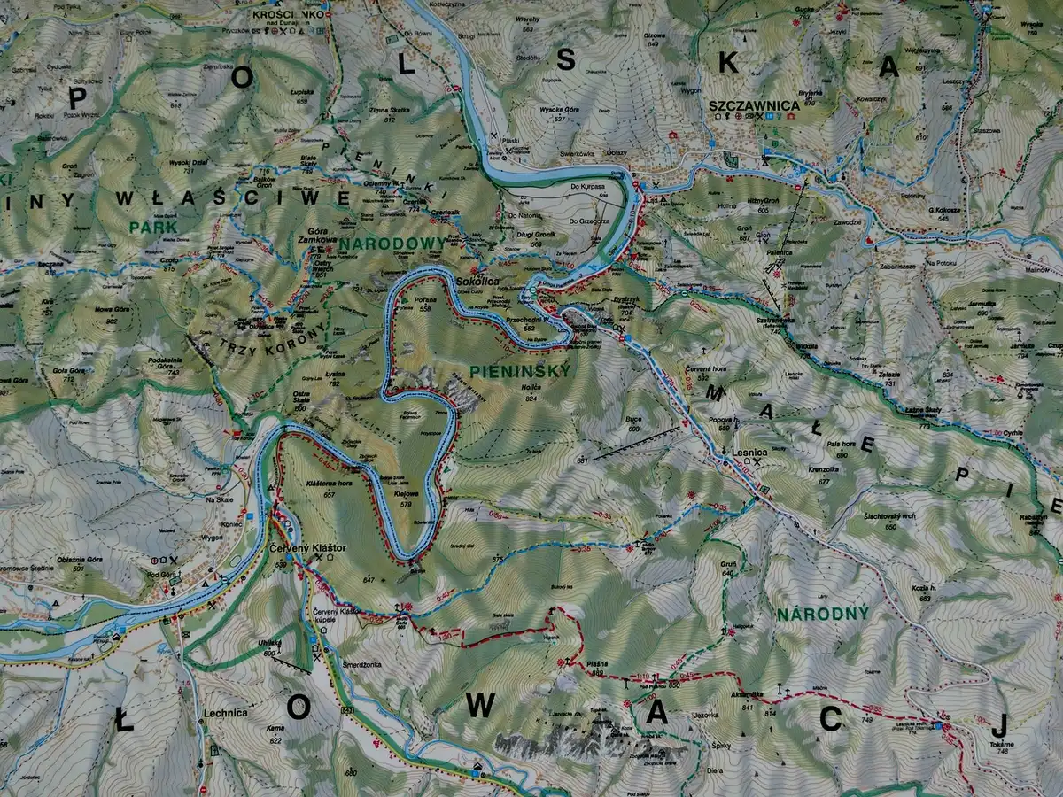 Randonneur consultant une carte au départ d'un sentier en plaine