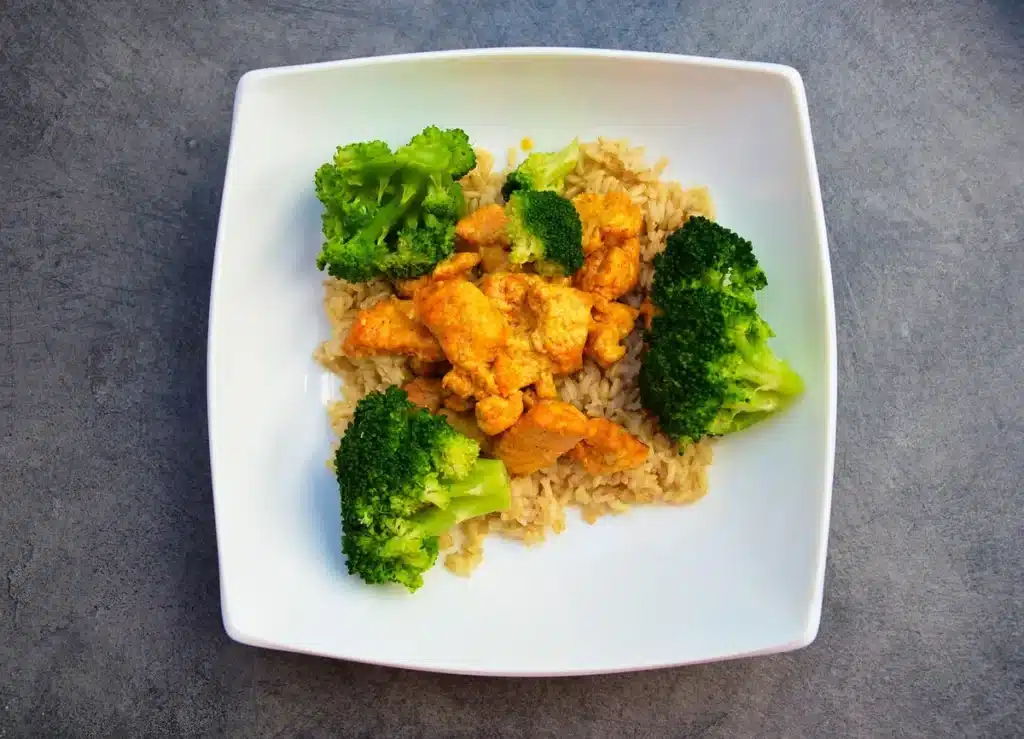 Préparation de repas sains avec protéines maigres, glucides complets et hydratation
