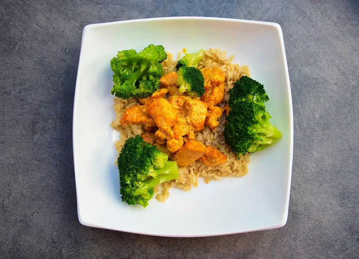 Préparation de repas sains avec protéines maigres, glucides complets et hydratation