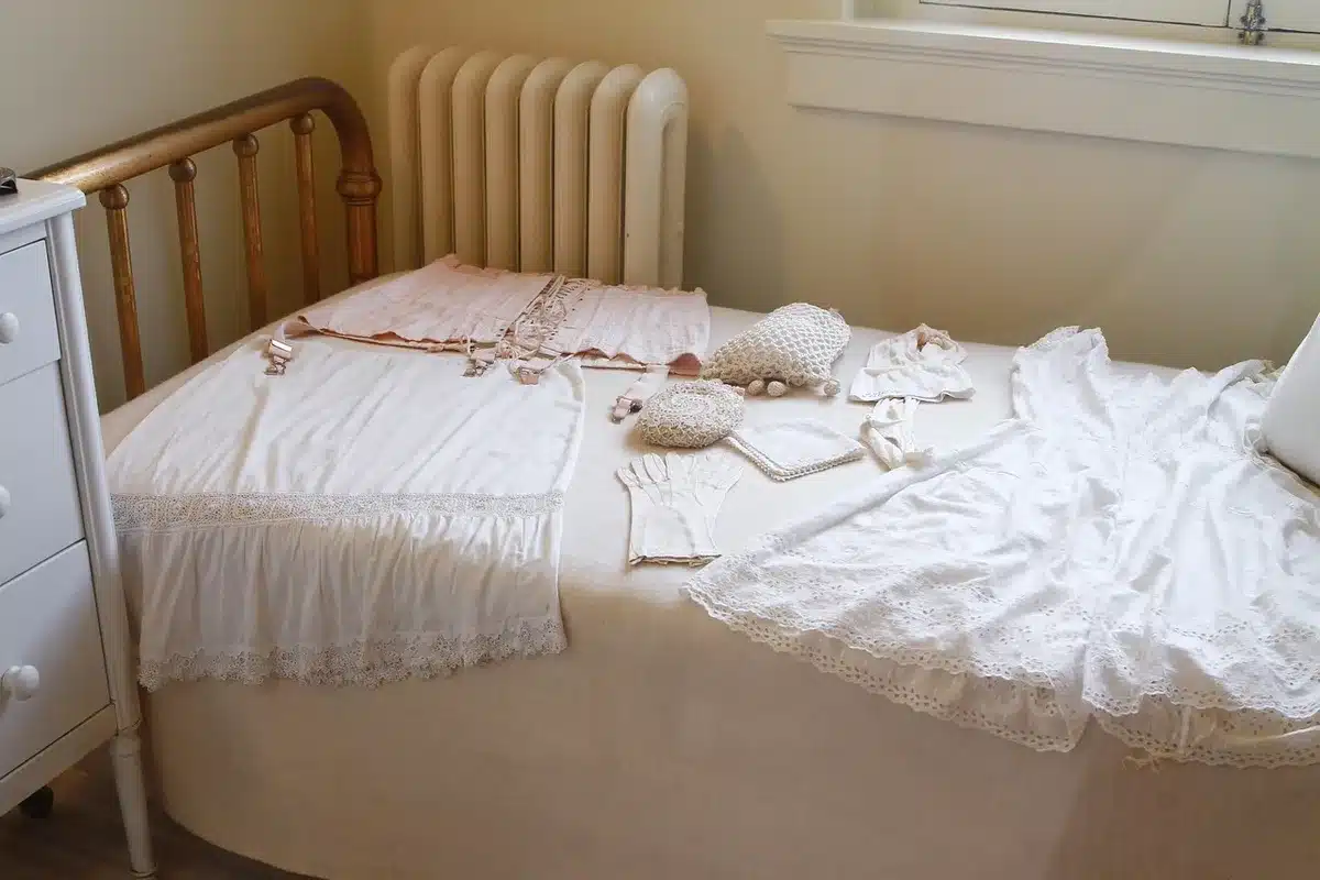 Vêtements blancs traditionnels posés sur une chaise près d'une fenêtre en journée