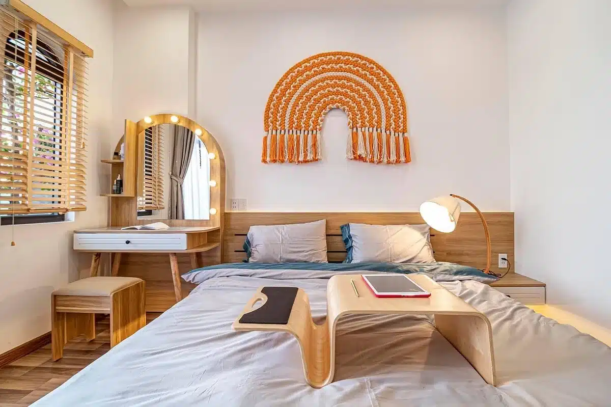 Chambre avec rideaux occultants et lampe de chevet à faible intensité