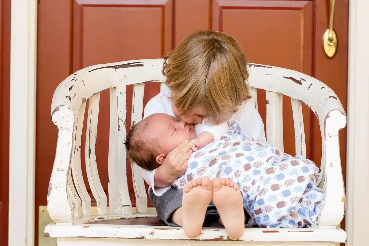 Bébé prématuré dans une unité de soins néonatals avec équipements médicaux
