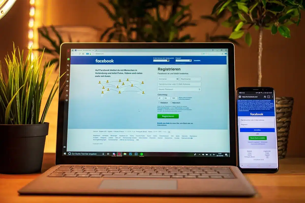 Écran d'ordinateur affichant flux de réseaux sociaux avec posts santé